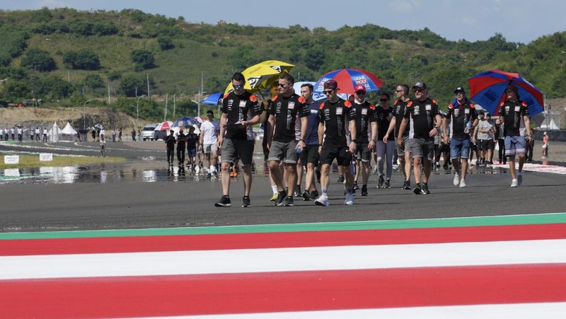 Pembalap beserta kru MotoGP melakukan jogging track sebelum balapan dimulai. (AP/Achmad Ibrahim)