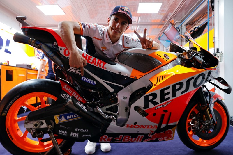 Momen pembalap Spanyol Marc Marquez crash saat sesi pemanasa MotoGP Mandalika di Pertamina Mandalika International Street Circuit, Minggu (20/3/2022). (Tangkapan Layar via Twitter @MotoGP)