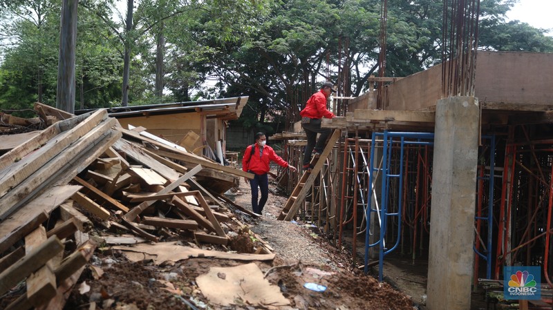 Polisi menyegel rumah crazy rich Medan Indra Kenz yang berada di Alam Sutera, Tangerang, Banten, Jumat (18/3/2022). (CNBC Indonesia/Andrean Kristianto)