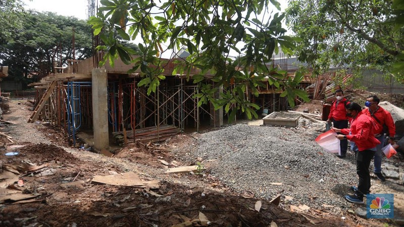Polisi menyegel rumah crazy rich Medan Indra Kenz yang berada di Alam Sutera, Tangerang, Banten, Jumat (18/3/2022). (CNBC Indonesia/Andrean Kristianto)