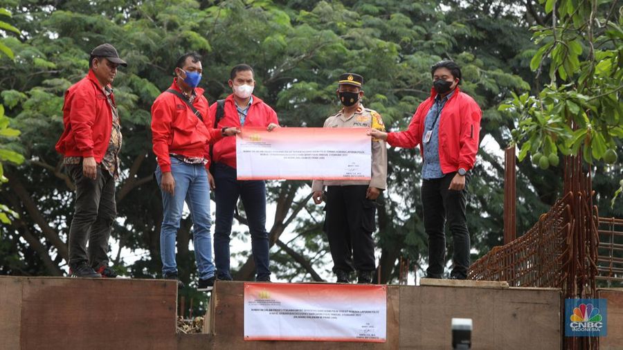 Polisi menyegel rumah crazy rich Medan Indra Kenz yang berada di Alam Sutera, Tangerang, Banten, Jumat (18/3/2022). (CNBC Indonesia/Andrean Kristianto)