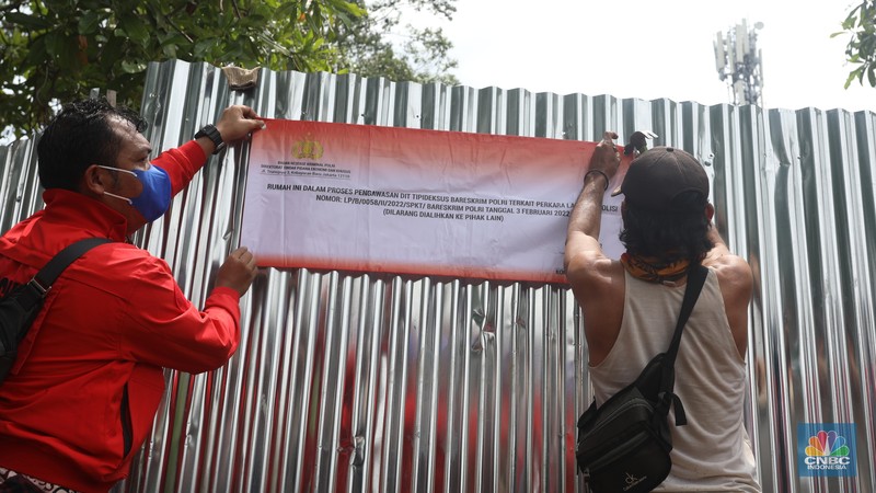 Polisi menyegel rumah crazy rich Medan Indra Kenz yang berada di Alam Sutera, Tangerang, Banten, Jumat (18/3/2022). (CNBC Indonesia/Andrean Kristianto) Polisi menyegel rumah crazy rich Medan Indra Kenz yang berada di Alam Sutera, Tangerang, Banten, Jumat (18/3/2022). (CNBC Indonesia/Andrean Kristianto)