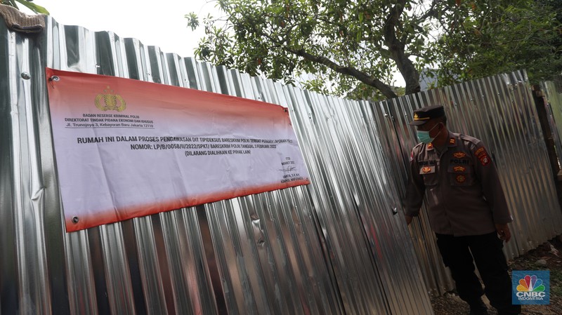 Polisi menyegel rumah crazy rich Medan Indra Kenz yang berada di Alam Sutera, Tangerang, Banten, Jumat (18/3/2022). (CNBC Indonesia/Andrean Kristianto)
