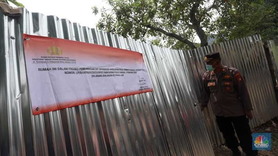 Polisi menyegel rumah crazy rich Medan Indra Kenz yang berada di Alam Sutera, Tangerang, Banten, Jumat (18/3/2022). (CNBC Indonesia/Andrean Kristianto)