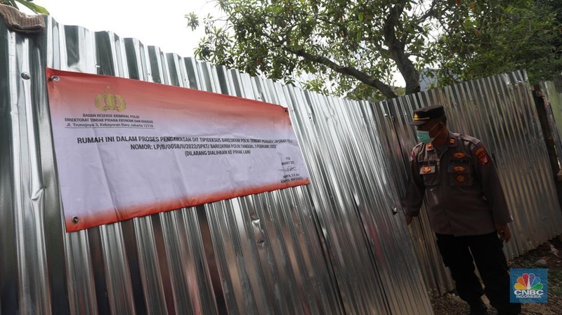 Polisi menyegel rumah crazy rich Medan Indra Kenz yang berada di Alam Sutera, Tangerang, Banten, Jumat (18/3/2022). (CNBC Indonesia/Andrean Kristianto)