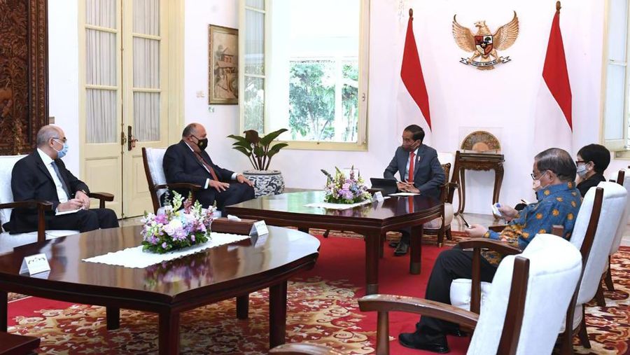 Presiden Joko Widodo menerima kunjungan kehormatan delegasi Republik Arab Mesir yaitu Menteri Luar Negeri Mesir Sameh Shoukry di Istana Merdeka, Jakarta, pada Jumat, 18 Maret 2022. Dalam pertemuan tersebut, delegasi Mesir menyampaikan undangan Presiden Mesir, Abdel Fattah El-Sisi, kepada Presiden Joko Widodo untuk menghadiri KTT Perubahan Iklim atau COP27. (Dok: Biro Pers Sekretariat Presiden)