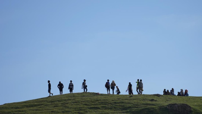 Pembalap beserta kru MotoGP melakukan jogging track sebelum balapan dimulai. (AP/Achmad Ibrahim)