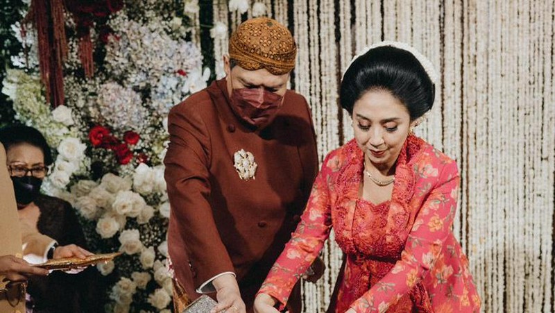 Prosesi siraman Putri Tanjung jelang pernikahan. (Dok.Ist)