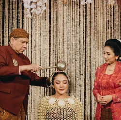 Khidmatnya Prosesi Adat Jelang Pernikahan Putri Tanjung