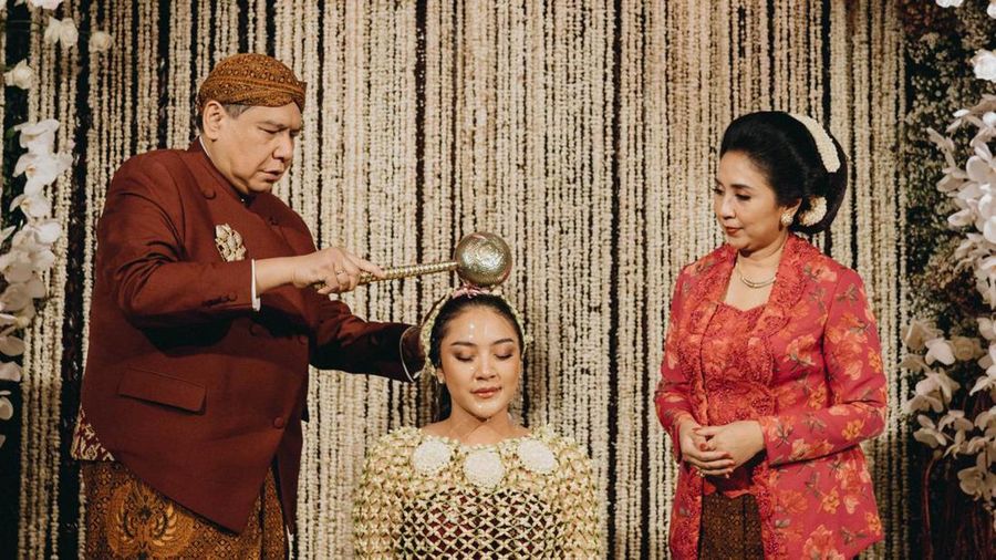 Prosesi siraman Putri Tanjung jelang pernikahan. (Dok.Ist)