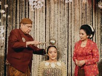 Khidmatnya Prosesi Adat Jelang Pernikahan Putri Tanjung
