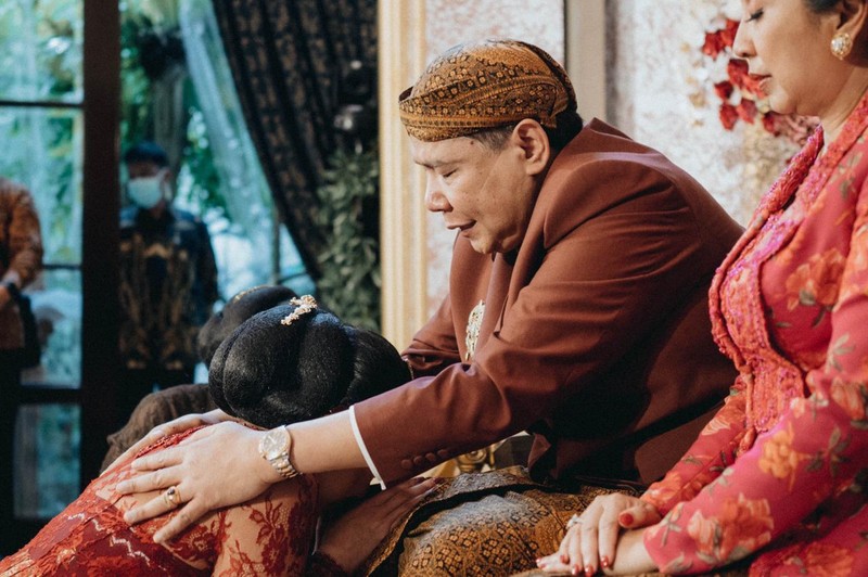 Prosesi siraman Putri Tanjung jelang pernikahan. (Dok.Ist)