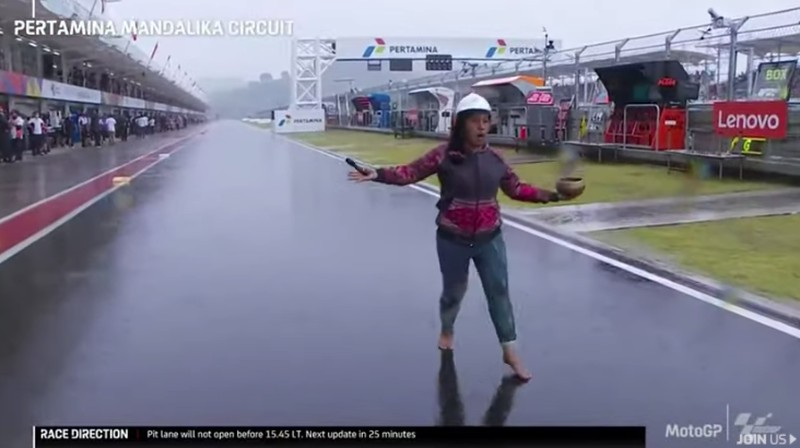 Aksi pawang hujan di Pertamina Mandalika International Street Circuit, Minggu (20/3/2022). (Tangkapan Layar Youtube MotoGP)