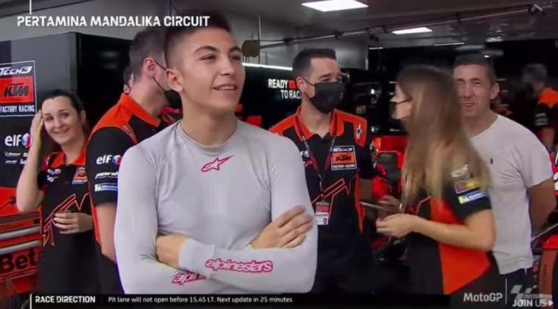 Aksi pawang hujan di Pertamina Mandalika International Street Circuit, Minggu (20/3/2022). (Tangkapan Layar Youtube MotoGP)