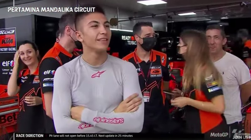 Aksi pawang hujan di Pertamina Mandalika International Street Circuit, Minggu (20/3/2022). (Tangkapan Layar Youtube MotoGP)