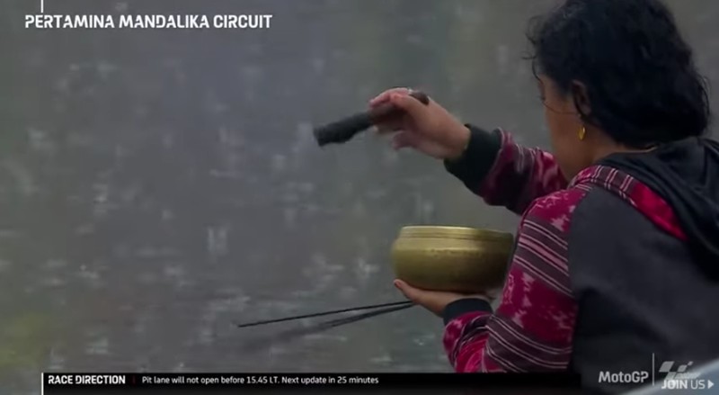 Aksi pawang hujan di Pertamina Mandalika International Street Circuit Aksi pawang hujan di Pertamina Mandalika International Street Circuit, Minggu (20/3/2022). (Tangkapan Layar Youtube MotoGP)