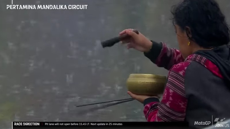 Aksi pawang hujan di Pertamina Mandalika International Street Circuit, Minggu (20/3/2022). (Tangkapan Layar Youtube MotoGP)