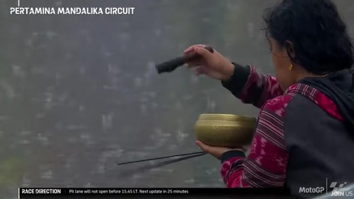 Aksi pawang hujan di Pertamina Mandalika International Street Circuit Aksi pawang hujan di Pertamina Mandalika International Street Circuit, Minggu (20/3/2022). (Tangkapan Layar Youtube MotoGP)