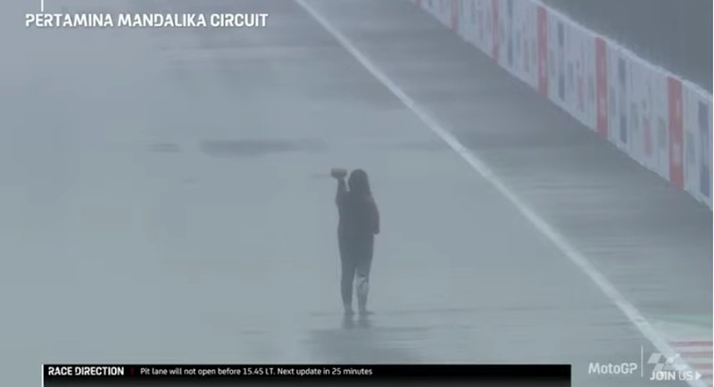Aksi pawang hujan di Pertamina Mandalika International Street Circuit Aksi pawang hujan di Pertamina Mandalika International Street Circuit, Minggu (20/3/2022). (Tangkapan Layar Youtube MotoGP)