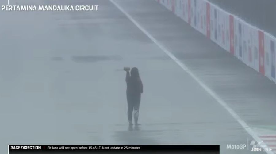 Aksi pawang hujan di Pertamina Mandalika International Street Circuit, Minggu (20/3/2022). (Tangkapan Layar Youtube MotoGP)