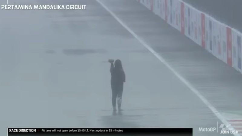 Aksi pawang hujan di Pertamina Mandalika International Street Circuit, Minggu (20/3/2022). (Tangkapan Layar Youtube MotoGP)