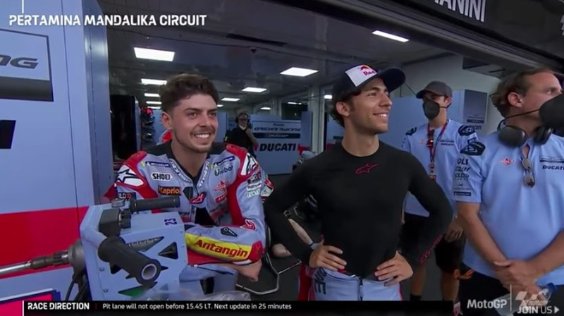 Aksi pawang hujan di Pertamina Mandalika International Street Circuit, Minggu (20/3/2022). (Tangkapan Layar Youtube MotoGP)