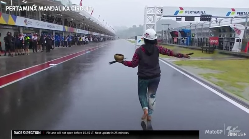 Aksi pawang hujan di Pertamina Mandalika International Street Circuit, Minggu (20/3/2022). (Tangkapan Layar Youtube MotoGP)