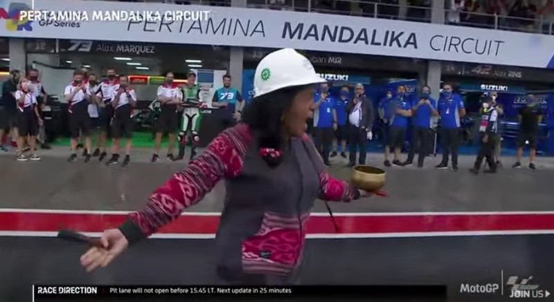 Aksi pawang hujan di Pertamina Mandalika International Street Circuit, Minggu (20/3/2022). (Tangkapan Layar Youtube MotoGP)
