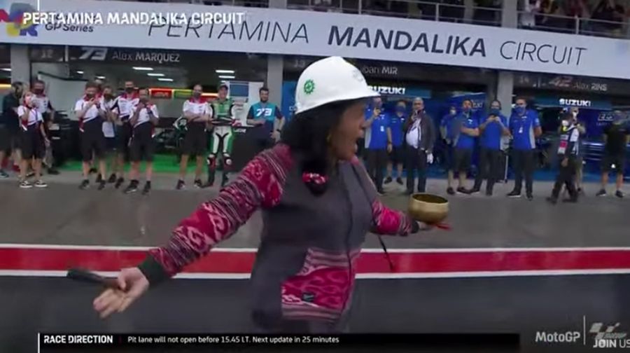 Aksi pawang hujan di Pertamina Mandalika International Street Circuit, Minggu (20/3/2022)