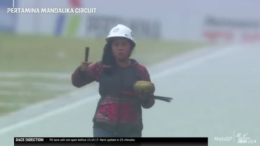 Aksi pawang hujan di Pertamina Mandalika International Street Circuit, Minggu (20/3/2022). (Tangkapan Layar Youtube MotoGP)