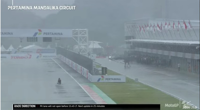 Aksi pawang hujan di Pertamina Mandalika International Street Circuit, Minggu (20/3/2022). (Tangkapan Layar Youtube MotoGP)