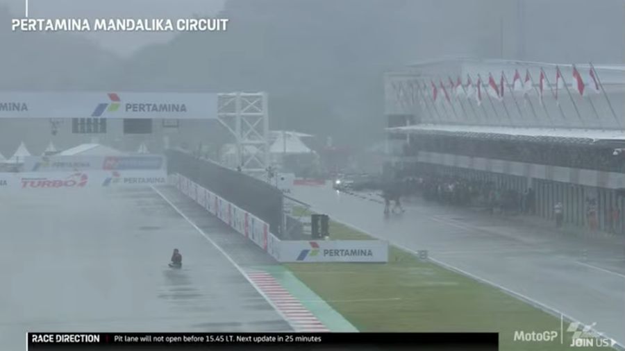 Aksi pawang hujan di Pertamina Mandalika International Street Circuit, Minggu (20/3/2022). (Tangkapan Layar Youtube MotoGP)