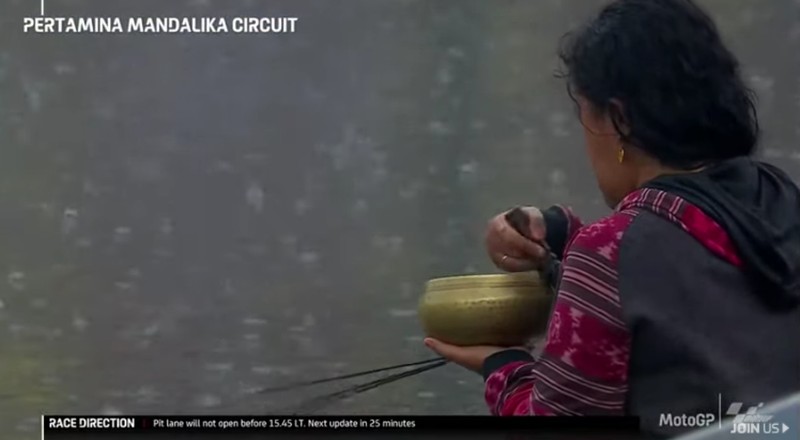 Aksi pawang hujan di Pertamina Mandalika International Street Circuit, Minggu (20/3/2022). (Tangkapan Layar Youtube MotoGP)