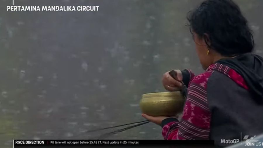 Aksi pawang hujan di Pertamina Mandalika International Street Circuit, Minggu (20/3/2022). (Tangkapan Layar Youtube MotoGP)