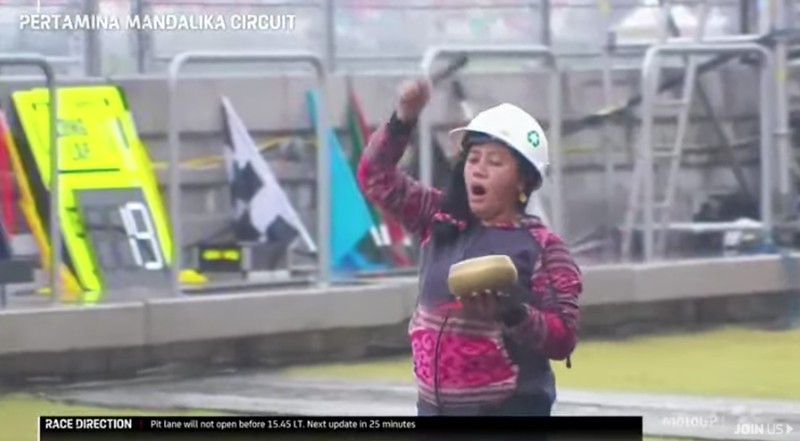 Aksi pawang hujan di Pertamina Mandalika International Street Circuit, Minggu (20/3/2022) Aksi pawang hujan di Pertamina Mandalika International Street Circuit, Minggu (20/3/2022). (Tangkapan Layar Youtube MotoGP)