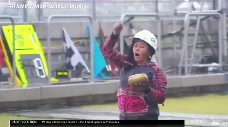 Aksi pawang hujan di Pertamina Mandalika International Street Circuit, Minggu (20/3/2022). (Tangkapan Layar Youtube MotoGP)