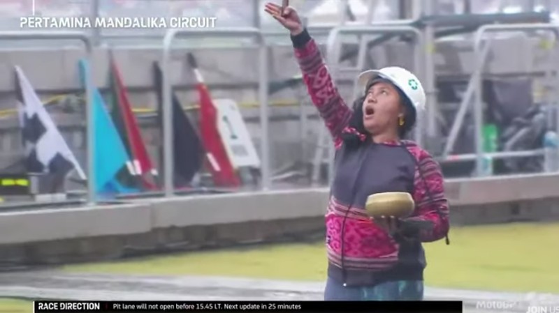 Momen pembalap Spanyol Marc Marquez crash saat sesi pemanasa MotoGP Mandalika di Pertamina Mandalika International Street Circuit, Minggu (20/3/2022). (Tangkapan Layar via Twitter @MotoGP)