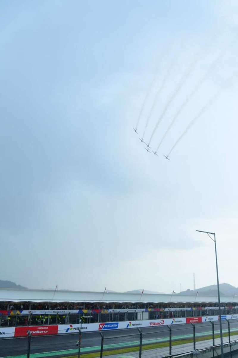 Aksi tim aerobatik TNI Angkatan Udara, Jupiter Aerobatic Saat Gelaran MotoGP di Pertamina Mandalika International Street Circuit Aksi tim aerobatik TNI Angkatan Udara, Jupiter Aerobatic Saat Gelaran MotoGP di Pertamina Mandalika International Street Circuit, Minggu (20/3/2022). (REUTERS/Willy Kurniawan)