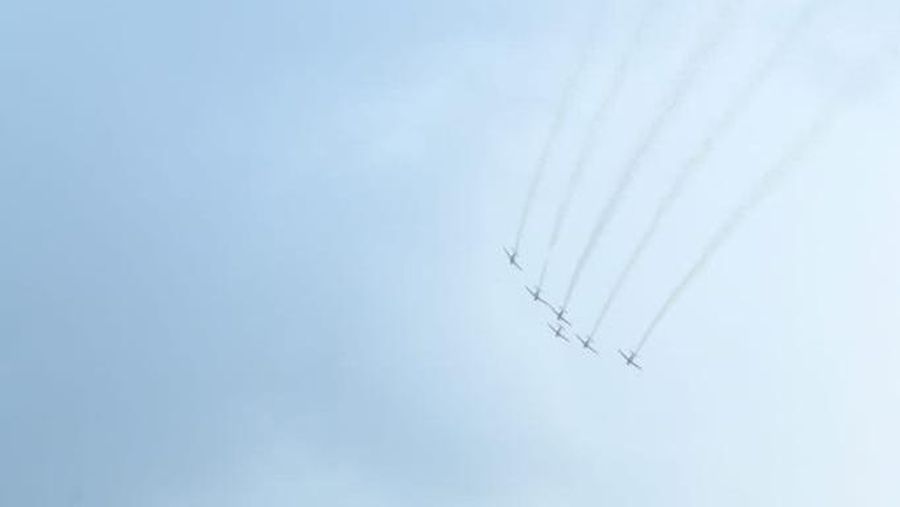 Aksi tim aerobatik TNI Angkatan Udara, Jupiter Aerobatic Saat Gelaran MotoGP di Pertamina Mandalika International Street Circuit, Minggu (20/3/2022).  (REUTERS/Willy Kurniawan)