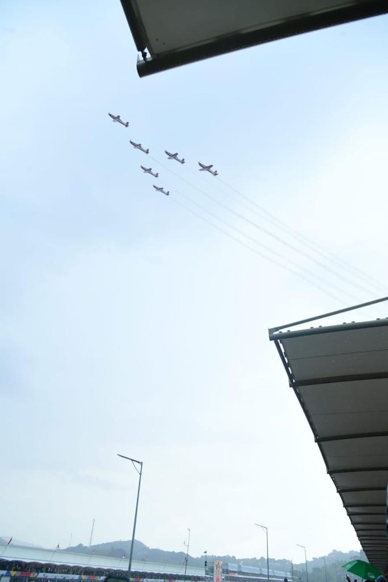 Aksi tim aerobatik TNI Angkatan Udara, Jupiter Aerobatic Saat Gelaran MotoGP di Pertamina Mandalika International Street Circuit Aksi tim aerobatik TNI Angkatan Udara, Jupiter Aerobatic Saat Gelaran MotoGP di Pertamina Mandalika International Street Circuit, Minggu (20/3/2022). (REUTERS/Willy Kurniawan)