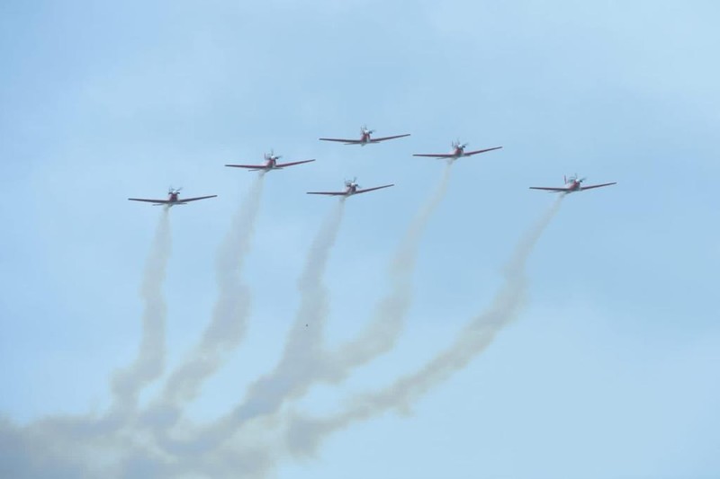 Aksi tim aerobatik TNI Angkatan Udara, Jupiter Aerobatic Saat Gelaran MotoGP di Pertamina Mandalika International Street Circuit Aksi tim aerobatik TNI Angkatan Udara, Jupiter Aerobatic Saat Gelaran MotoGP di Pertamina Mandalika International Street Circuit, Minggu (20/3/2022). (REUTERS/Willy Kurniawan)