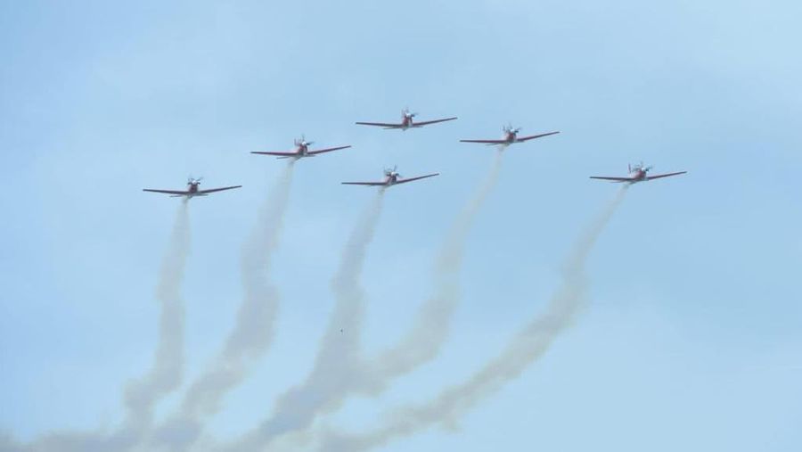 Aksi tim aerobatik TNI Angkatan Udara, Jupiter Aerobatic Saat Gelaran MotoGP di Pertamina Mandalika International Street Circuit, Minggu (20/3/2022).  (REUTERS/Willy Kurniawan)