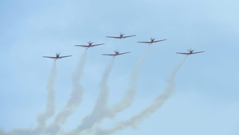 Aksi tim aerobatik TNI Angkatan Udara, Jupiter Aerobatic Saat Gelaran MotoGP di Pertamina Mandalika International Street Circuit, Minggu (20/3/2022).  (REUTERS/Willy Kurniawan)