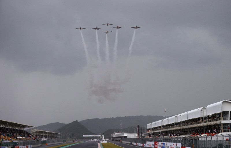Aksi tim aerobatik TNI Angkatan Udara, Jupiter Aerobatic Saat Gelaran MotoGP di Pertamina Mandalika International Street Circuit, Minggu (20/3/2022).  (REUTERS/Willy Kurniawan)