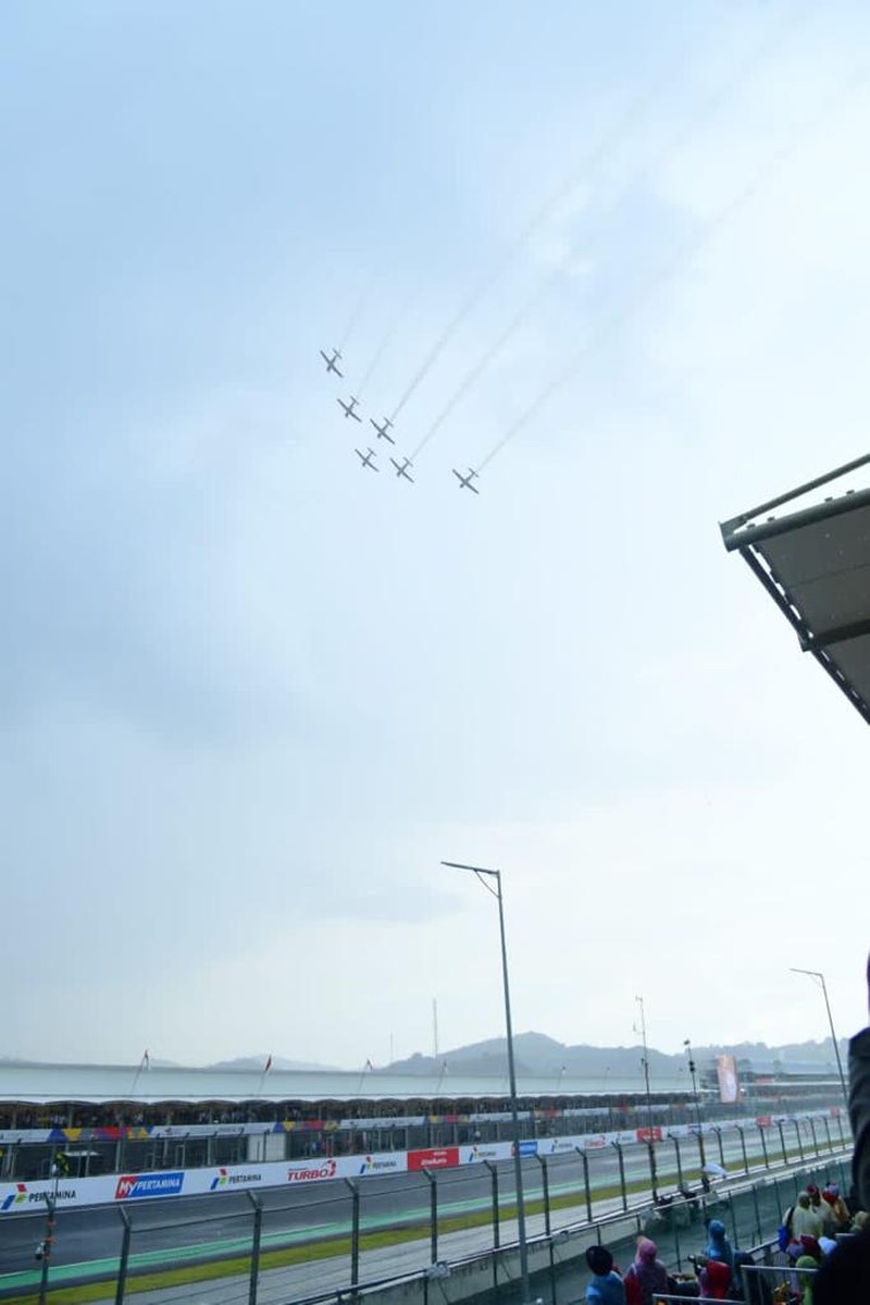 Aksi tim aerobatik TNI Angkatan Udara, Jupiter Aerobatic Saat Gelaran MotoGP di Pertamina Mandalika International Street Circuit Aksi tim aerobatik TNI Angkatan Udara, Jupiter Aerobatic Saat Gelaran MotoGP di Pertamina Mandalika International Street Circuit, Minggu (20/3/2022). (REUTERS/Willy Kurniawan)
