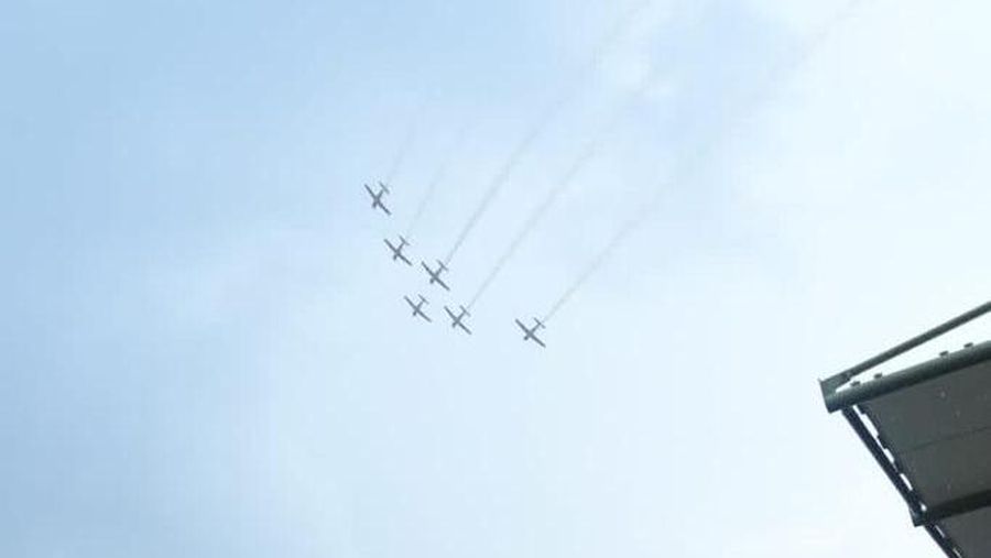 Aksi tim aerobatik TNI Angkatan Udara, Jupiter Aerobatic Saat Gelaran MotoGP di Pertamina Mandalika International Street Circuit, Minggu (20/3/2022).  (REUTERS/Willy Kurniawan)