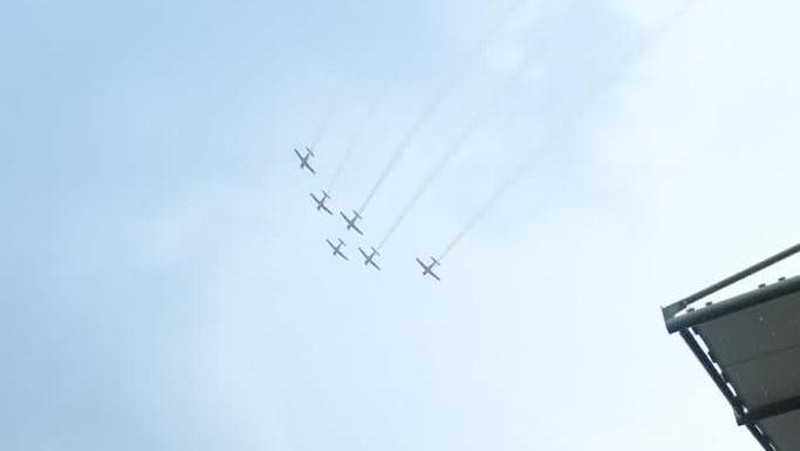Aksi tim aerobatik TNI Angkatan Udara, Jupiter Aerobatic Saat Gelaran MotoGP di Pertamina Mandalika International Street Circuit, Minggu (20/3/2022).  (REUTERS/Willy Kurniawan)
