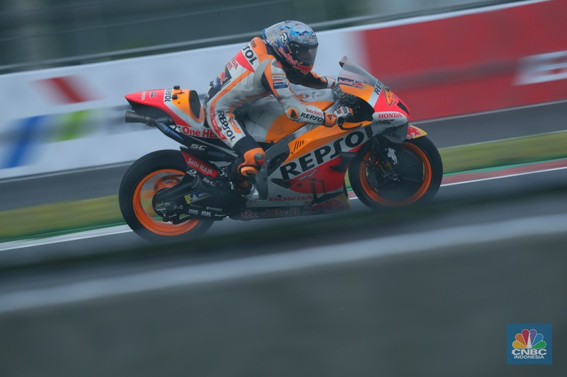 Miguel Oliveira dari Red Bull KTM Factory Racing beraksi dengan Jack Miller dari Ducati Lenovo dan Fabio Quartararo dari Monster Energy Yamaha MotoGP saat balapan MotoGP di Sirkuit Pertamina Mandalika, Lombok, NTB, Minggu (20/3/2022). (REUTERS/Willy Kurniawan)