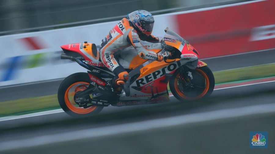 Miguel Oliveira dari Red Bull KTM Factory Racing beraksi dengan Jack Miller dari Ducati Lenovo dan Fabio Quartararo dari Monster Energy Yamaha MotoGP saat balapan MotoGP di Sirkuit Pertamina Mandalika, Lombok, NTB, Minggu (20/3/2022). (REUTERS/Willy Kurniawan)