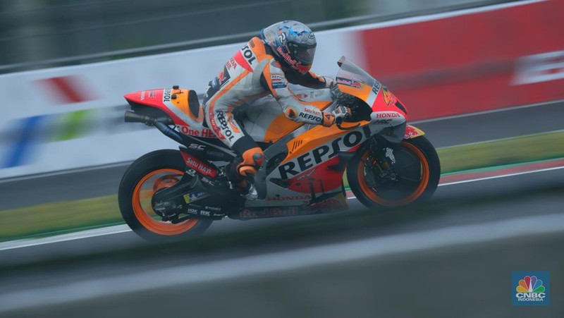 Miguel Oliveira dari Red Bull KTM Factory Racing beraksi dengan Jack Miller dari Ducati Lenovo dan Fabio Quartararo dari Monster Energy Yamaha MotoGP saat balapan MotoGP di Sirkuit Pertamina Mandalika, Lombok, NTB, Minggu (20/3/2022). (REUTERS/Willy Kurniawan)